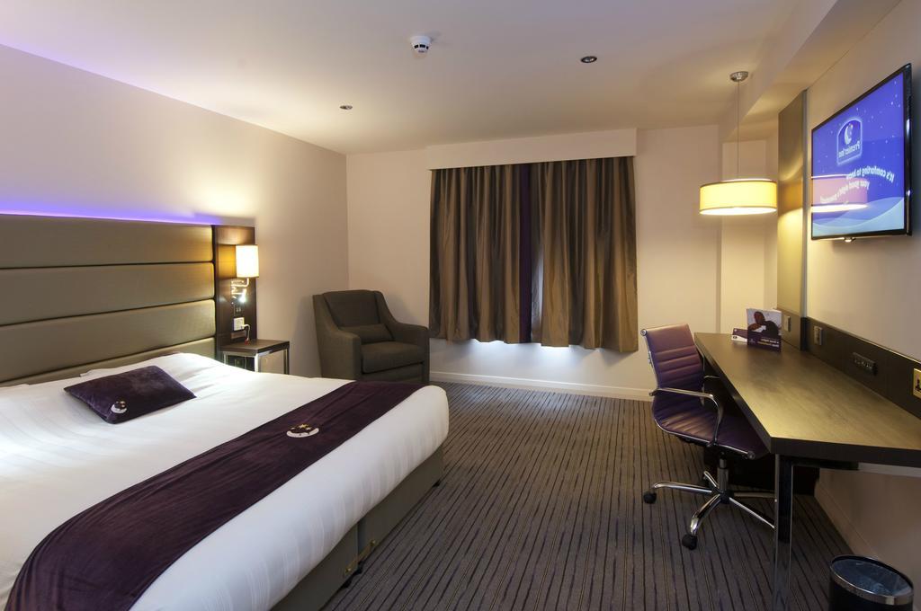 Premier Inn Stirling City Centre ภายนอก รูปภาพ
