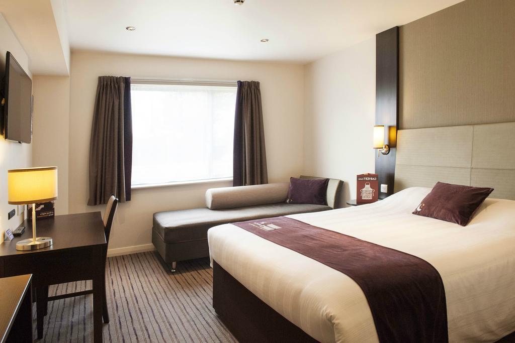 Premier Inn Stirling City Centre ภายนอก รูปภาพ