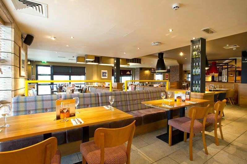 Premier Inn Stirling City Centre ภายนอก รูปภาพ