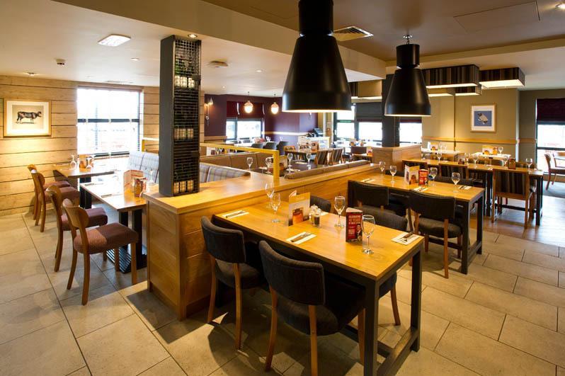 Premier Inn Stirling City Centre ภายนอก รูปภาพ