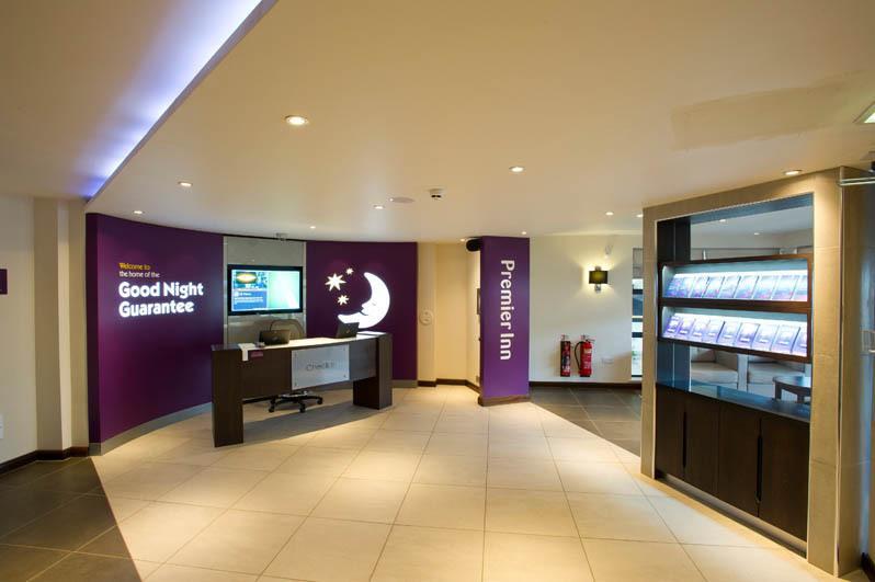 Premier Inn Stirling City Centre ภายนอก รูปภาพ